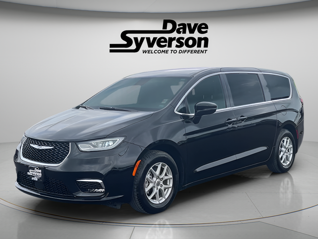 2025 Chrysler Pacifica Select in Diamond Black Crystal Pearlcoat — front three-quarter view